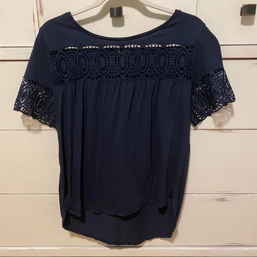 🌟3/$10 | Navy LOFT Top With Cut Out Details